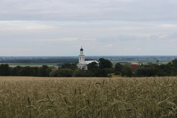 Widok na kościół w Śmiełowie