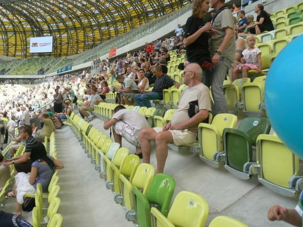 Krzesełka wygodne i swobodnie można przechodzić #Stadiony