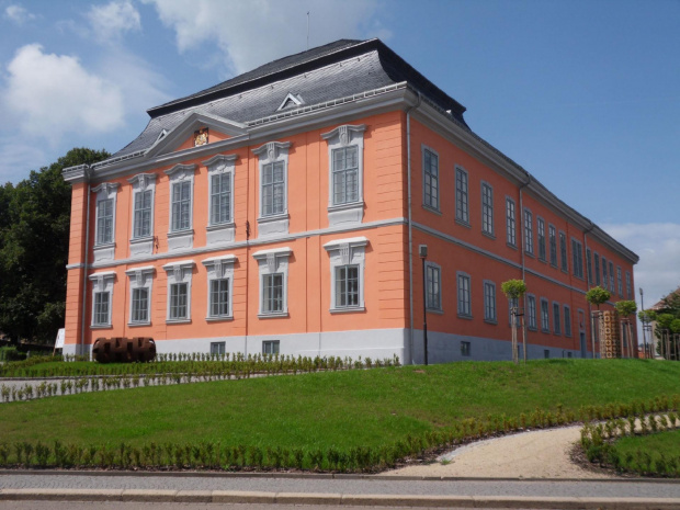 Pałac w Lomnice n. Popelkou,obecnie siedziba muzeum i biblioteki miejskiej #Czechy #miasto #rynek