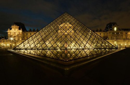 Luwr, Francja. Jedno z największych muzeów na świecie i jednocześnie ważniejszych punktów orientacyjnych Paryża. Wieczorem to miejsce nabiera innego wymiaru, bez ludzi i z żółtą poświatą oswietlenia...