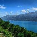 Włoskie jezioro #gróry #jezioro #włochy #wybrzeże #zbocze