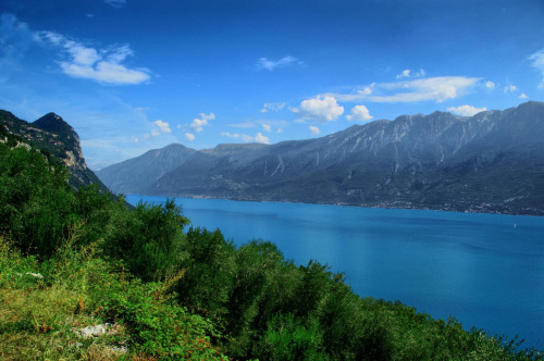 Włoskie jezioro #gróry #jezioro #włochy #wybrzeże #zbocze