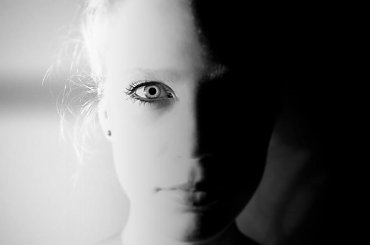 czy znasz moją prawdziwą twarz...? #czarne #białe #dziewczyna #kobieta #piękno #portret #romantyczne #prawda #ciemne #jasne