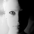 czy znasz moją prawdziwą twarz...? #czarne #białe #dziewczyna #kobieta #piękno #portret #romantyczne #prawda #ciemne #jasne