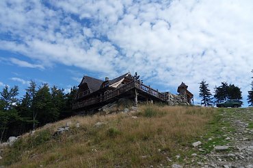 Urokliwy domek na szlaku w Górach Sowich.. #GórySowie #krajobraz #wędrówka #widoki