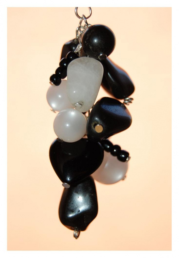 Breloczek - Black&White - 8,5cm (karabińczyk - 2cm) - kamienie naturalne, białe szklane perełki, drobne szklane koraliki, czarne serduszko z naturalnego kamienia, posrebrzane półfabrykaty