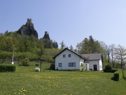zamek trosky w czeskim raju,niesamowicie umiejscowiony na dwóch olbrzymich skałach #czechy #CzeskiRaj #natura #ZamekTrosky #zamki