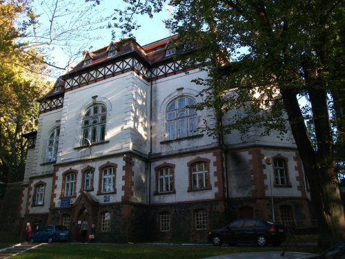 "Dom Górski"zwany"Zameczkiem"został wybudowany w 1824r.Obecnie szkoła muzyczna.