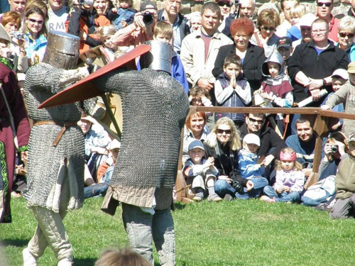 Tłem historycznym Turnieju Rycerskiego w Czersku, jest wydarzenie mające miejsce w roku 1226, kiedy to książę Konrad Mazowiecki, chcąc uzyskać pomoc zbrojną w walce z nawiedzającymi nasze ziemie pogańskimi Prusami, sprowadza do Polski Zakon Krzyżacki.