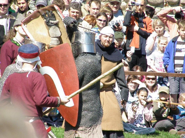 Ta, kontrowersyjna, z dzisiejszego punktu widzenia decyzja, oraz towarzyszące jej wydarzenia, są świetną okazją do wskrzeszenia, choć na chwilę barwnej i fascynującej epoki, znanej dziś głównie z filmów i książek. #kontrowersyjna