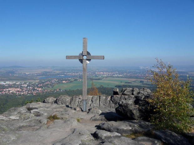 Krzyż przesłanie wspólnoty w czterech językach #Topfer #WzgórzaZittaugebirge #Zittau