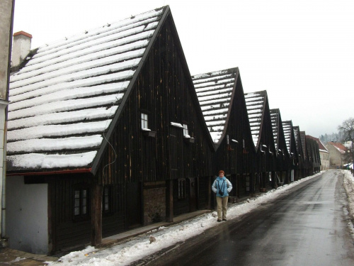 Chełmsko Śląskie,Domki Tkaczy-11 drewnianym domków popularnie zwanym "Dwunastoma Apostołami". Początkowo domków było 12 ale jeden z nich spłonął. Domki te pochodzą z 1707 roku-powstawały w nich wyroby z lnu.Obecnie domki służą jako mieszkania...