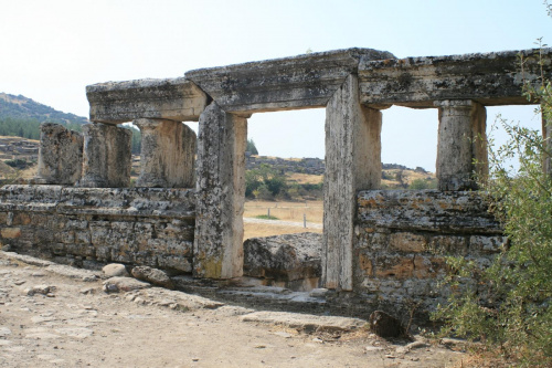 Hierapolis, Nekropola północna - chorzy tak licznie przybywający do leczniczych źródeł Pamukkale nie zawsze wracali do domów po odbytej kuracji... Jeden z największych cmentarzy Anatolii