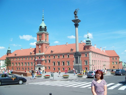 Agata na Placu Zamkowym przed Zamkiem Królewskim i kolumną króla Zygmunta III Wazy. #wakacje #urlop #podróże #zwiedzanie #Polska #Warszawa