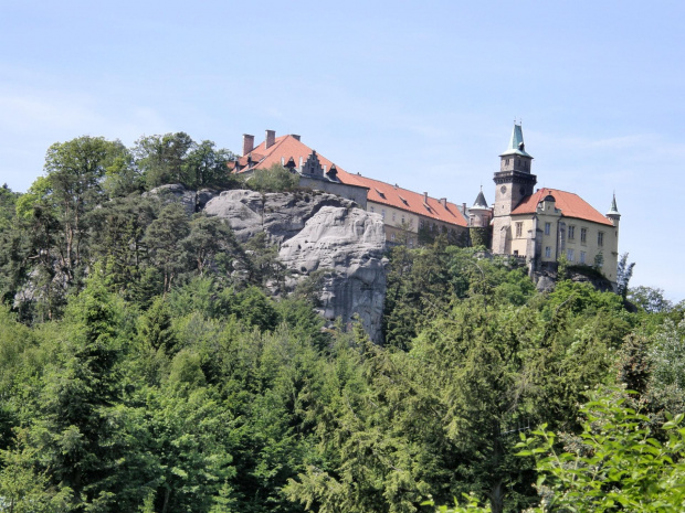 zamek jest usytuowany na olbrzymich blokach skalnych #Czechy #CzeskiRaj #HrubaSkala #zamek #hruboskalsko