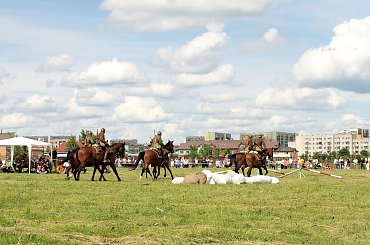 Rekonstrukcja Historyczna na IX Pikniku Kawaleryjskim #RekonstrukcjaHistoryczna #IXPiknikKawaleryjski #Suwałki #konie #kawaleria #wehrmacht