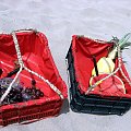 Calas de Mallorca - koszyki sprzedawcy owoców na plaży. Trochę puste, właściciel owych koszyków zostawił je pod naszą opieką a sam udał sie po uzupełnienie zapasów :) #Majorka #CalasDeMallorca
