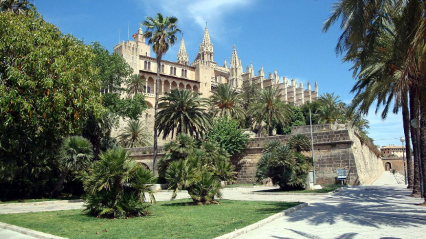 Palma de Mallorca - Katedra La Seu i pałac królewski Palau de l'Almudaina #Majorka #PalmaDeMallorca #KatedraLaSeu