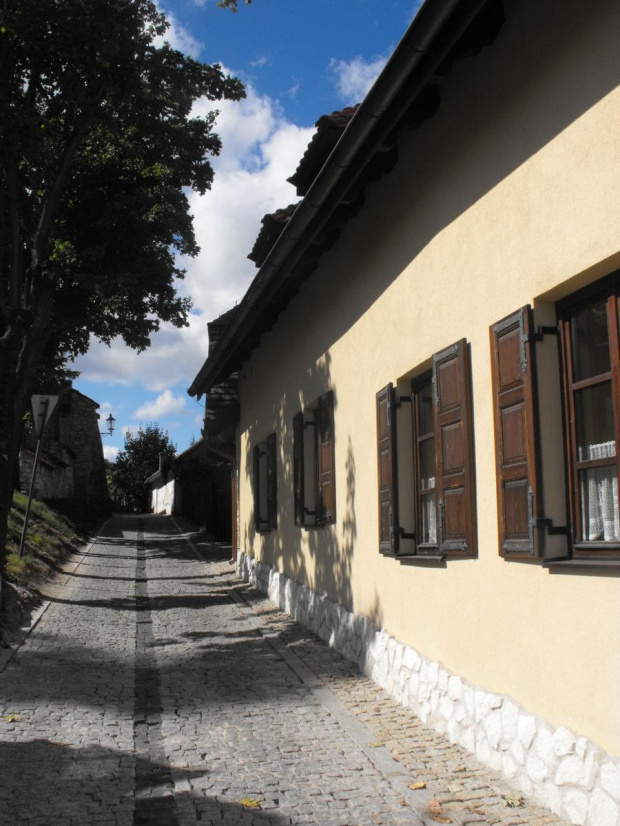 Kazimierz Dolny z uwagi na atrakcyjne położenie, bogatą historię, niepowtarzalny krajobraz ze średniowiecznym układem urbanistycznym, wspaniałą architekturą i dobre warunki klimatyczne - jest znany w #Kazimierz #KazimierzDolny
