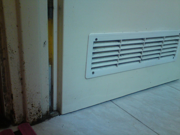 drzwi między pokojem i łazienką