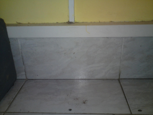 podłoga przy łóżku, bez komentarza