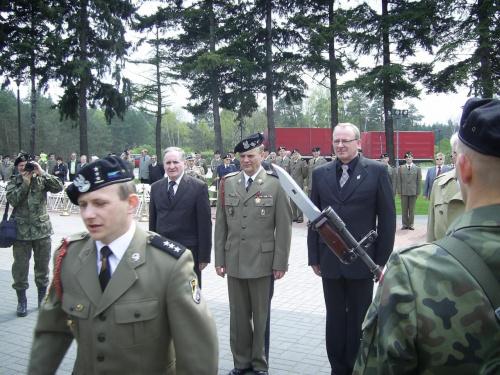 Delegacja składa wiązanke kwiatów pod pomnikami czołgistów gen Maczka oraz I Korpusu Panc WP #Uroczystość #Pomniki