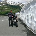 Sniegowa sciana stanowi naturalna bande. Droga na przelecz Furkapass. Szwajcaria
