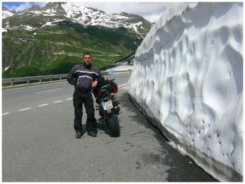 Sniegowa sciana stanowi naturalna bande. Droga na przelecz Furkapass. Szwajcaria