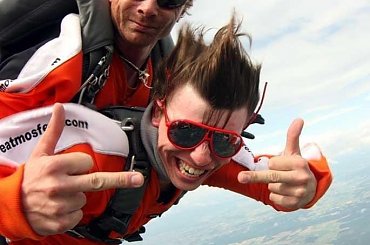 Skok spadochronowy w tandemie w Klubie Spadochronowym Atmosfera w Przasnyszu #SkokiSpadochronowe #spadochroniarstwo #przasnysz #KlubSpadochronowyAtmosfera #spadochroniarze #SkokZeSpadochronem #SkokNaSpadochronie #adrenalina #SportyEkstremalne #tandem