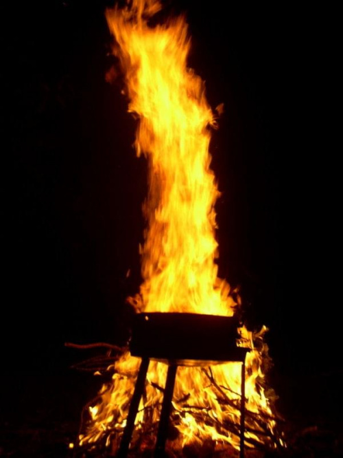 #noc #ogień #ognisko #wakacje #zółty #grill #grilowanie #kiełbaska