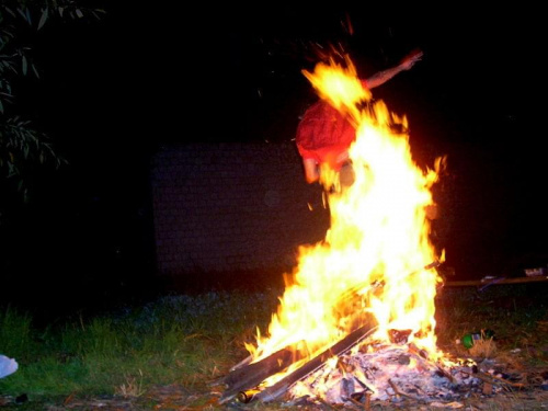 #czerwień #noc #ogień #ognisko #skok #trawa #wakacje #zółty