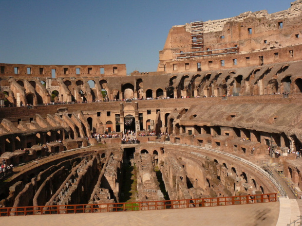 Koloseum - znajduje się w miejscu sztucznego jeziora Nerona #Rzym