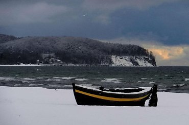 "Black Pearl" i orłowski klif zimą #perła #pearl #łódź #boat #klif #zima #winter #morze #plaża #beach