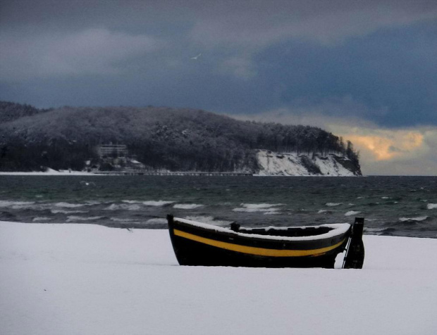 "Black Pearl" i orłowski klif zimą #perła #pearl #łódź #boat #klif #zima #winter #morze #plaża #beach