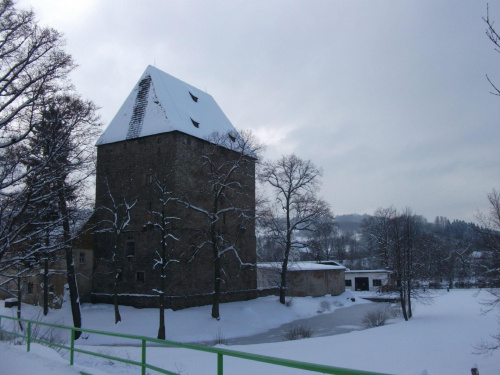 Wieża książęca w Siedlęcinie jest to najważniejszy zabytek średniowieczny w Polsce.Jest też największym i najlepiej zachowanym obiektem tego typu w naszym kraju. Zbudowana została w drugiej połowie XIV w. z fundacji księcia Henryka I jaworskiego.Najcie...