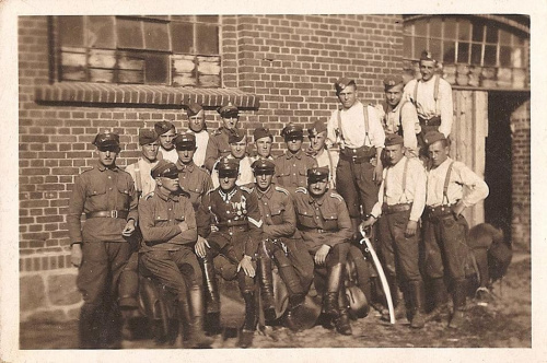 St. Wachm. Marcin Wietrzykowski siedzi drugi od lewej w mundurze garnizonowym