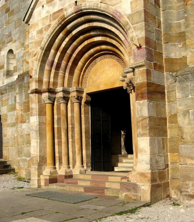 Podklasztorze - wejście do kościoła