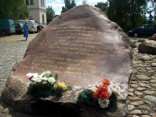 Pomnik pomordowanych więżniów z Rakowieckiej #głaz #kamień #pomnik
