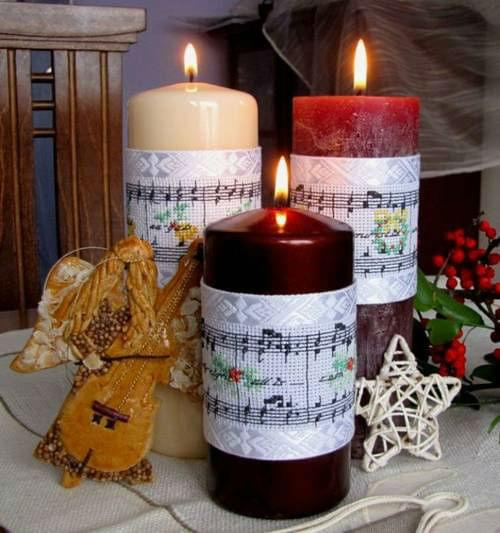 Na zdobiących świece, haftowanych opaskach autentyczny zapis nutowy trzech kolęd z motywami świątecznymi i frazą w języku angielskim. #HaftKrzyżykowy #OpaskiNaŚwiece #OzdobyŚwiąteczne #rękodzieło