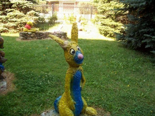 Kolejna figurka stojąca przed szkołą ;) #królik #bajka #figurka