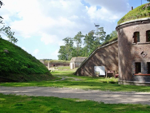 Świnoujście-Fort Gerharda; Centralny Budynek Fortu i plac ćwiczeń, w oddali bateria artyleryjska. #wakacje #urlop #podróże #zwiedzanie #militaria #fortyfikacje #forty #FortGerharda #Polska #Świnoujście