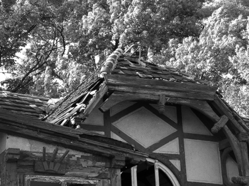 Zniszczony dach i na ironię otwarte okienko na dachu (bez szyby)