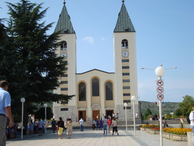 Parafia Medjugorie została założona w 1892 r. i poświęcona opiece św. Jakuba - patrona pielgrzymów. Pięć lat później ukończono budowę starego kościoła parafialnego św. Jakuba w Medjugorie, jak na owe czasy był wystarczająco duży i piękny, ale ponieważ...
