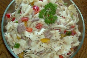 Sałatka makaronowa z tuńczykiemPrzepisy na : http://www.kulinaria.foody.pl/ , http://www.kuron.com.pl/ i http://kulinaria.uwrocie.info #makaron #tuńczyl #sałatka #jedzenie #gotowanie #kulinaria #PrzepisyKulinarne