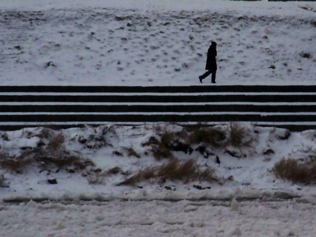 Po drugiej stronie też spacerują:) #Warszawa #SaskaKępa #zima #śnieg #Wisła #kra