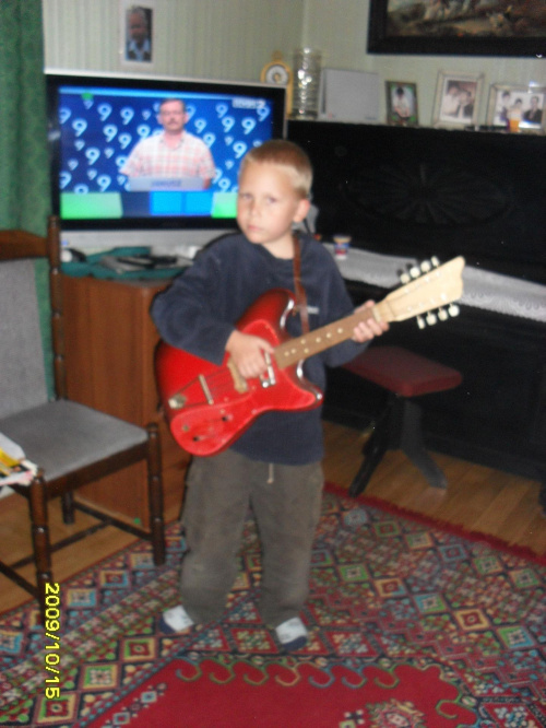 Młody gitarysta