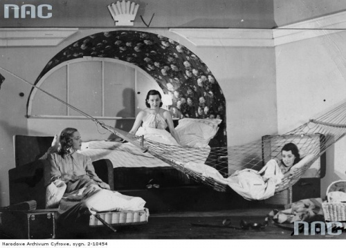 Teatr Komedia - komedia " Z miłości niedostatecznie ". Scena z I aktu. Widoczne od lewej: Hanna Libicka - Horwrth, Janina Piastowska, Władysława Nawrocka. Warszawa_08. 1943 r.