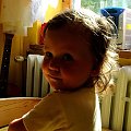 Marna próba stowrzenia przestrzeni iluzorycznej. Ogólnie podoba mi się sama dziewczynka :)