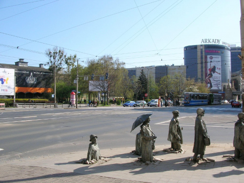 Skrzyżowanie Piłsudskiego,Świdnicka z fragmentem rzeźby Przejścia. (proszę nie mylić z bezpiecznym przejściem przez ulicę.Ta rzeżba ma głębszą wymowę):)