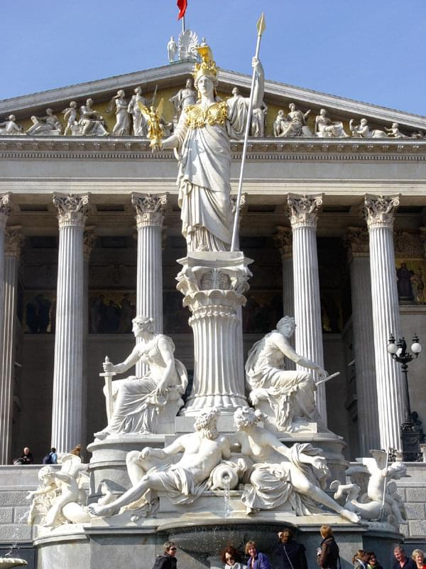 Pomnik bogini greckiej Ateny przed budynkiem parlamentu w Wiedniu #wiedeń